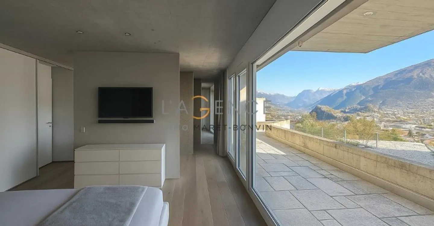Gravelone - upscale triplex in a highly sought-after area - Photo 7 of 11