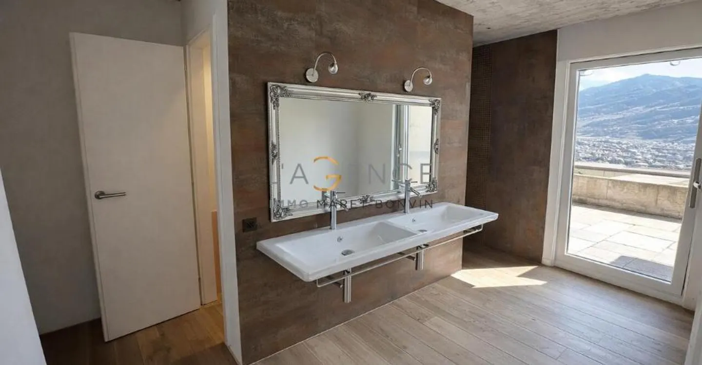 Gravelone - upscale triplex in a highly sought-after area - Photo 8 of 11