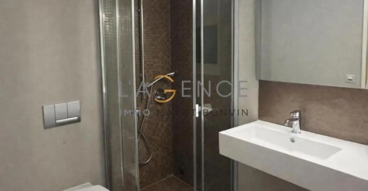 Gravelone - upscale triplex in a highly sought-after area - Photo 9 of 11