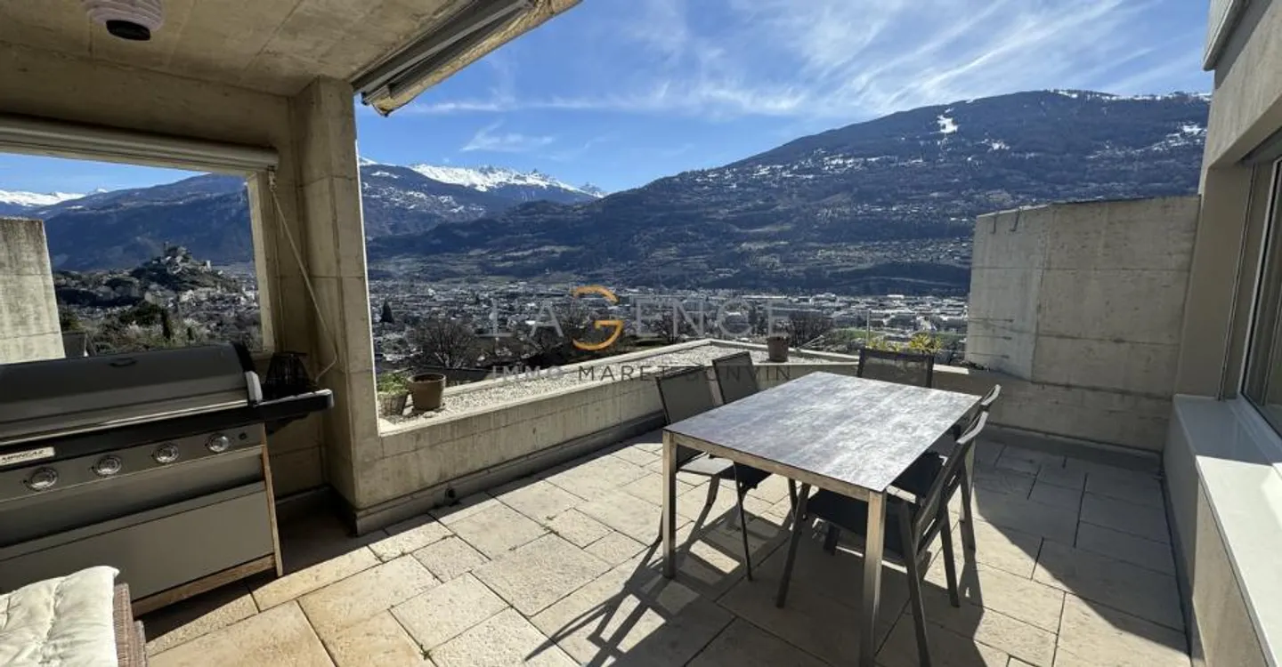 Gravelone - upscale triplex in a highly sought-after area - Photo 10 of 11