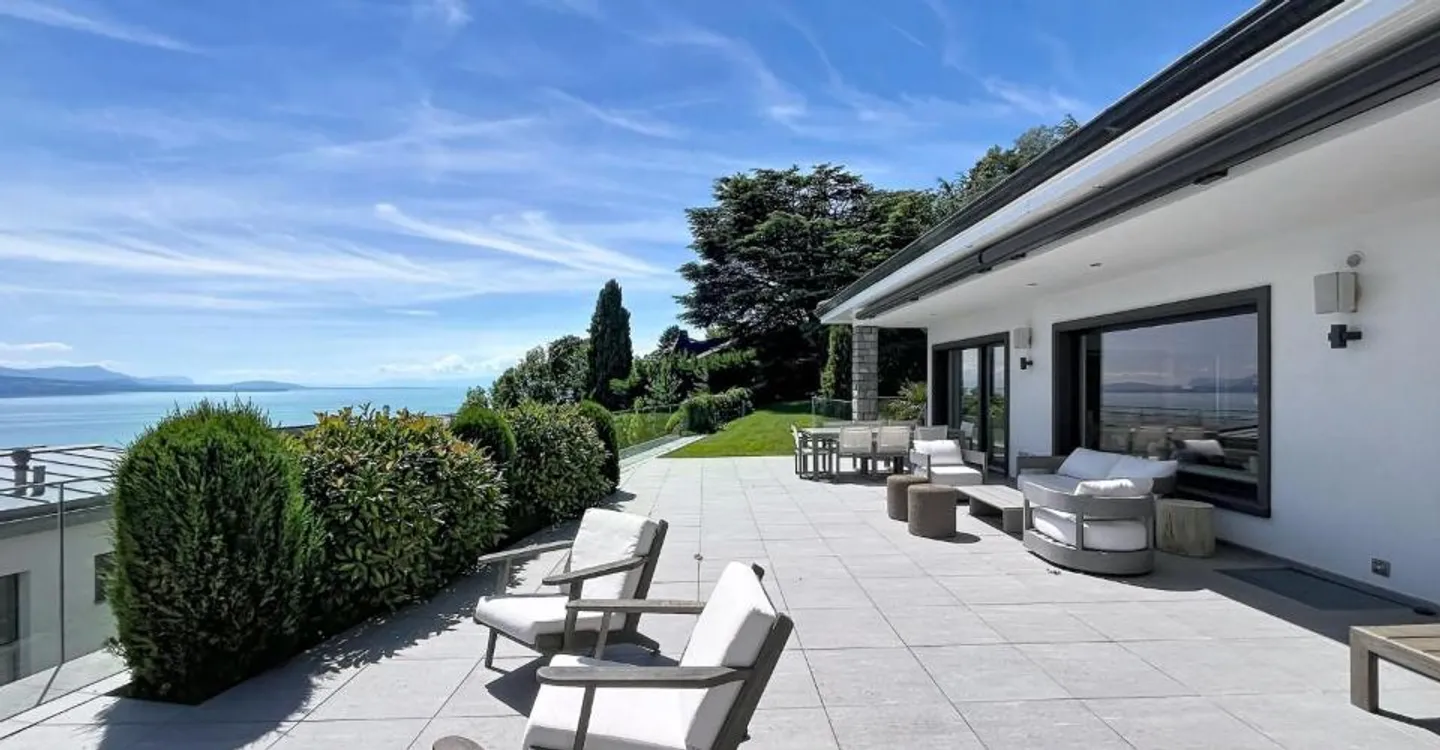Außergewöhnliche Villa mit Seeblick - Foto 2 von 9