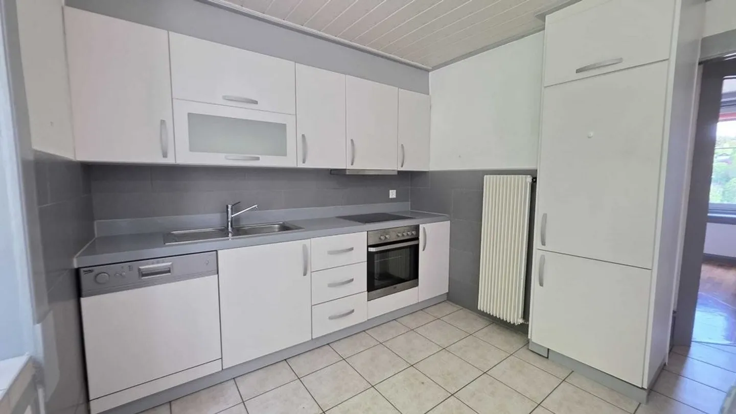 Nice 4-room apartment with balcony in a quiet area - Photo 2 of 11
