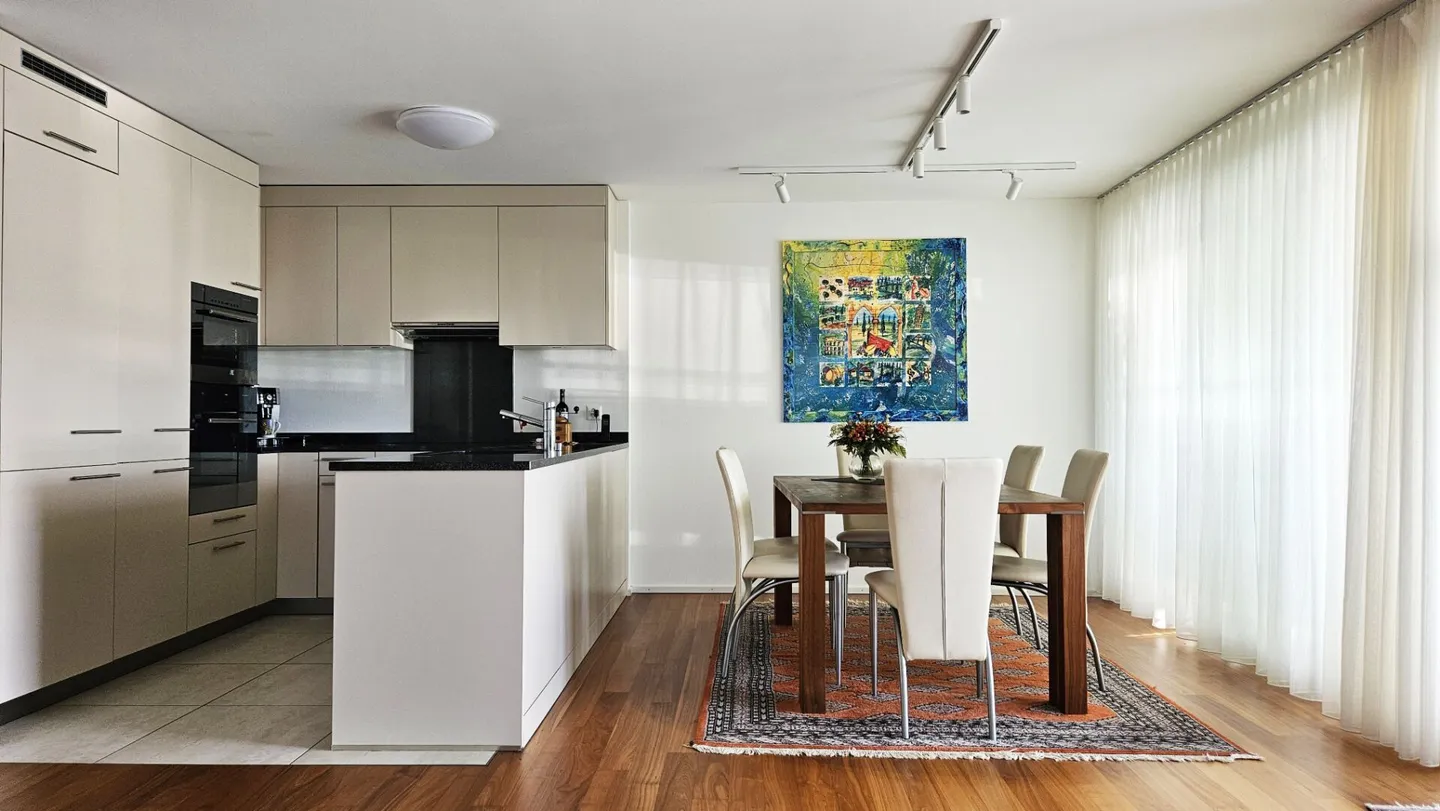 Appartamento moderno di 4,5 stanze con alto standard di costruzione, situato in posizione centrale e tranquilla - Foto 5 di 13