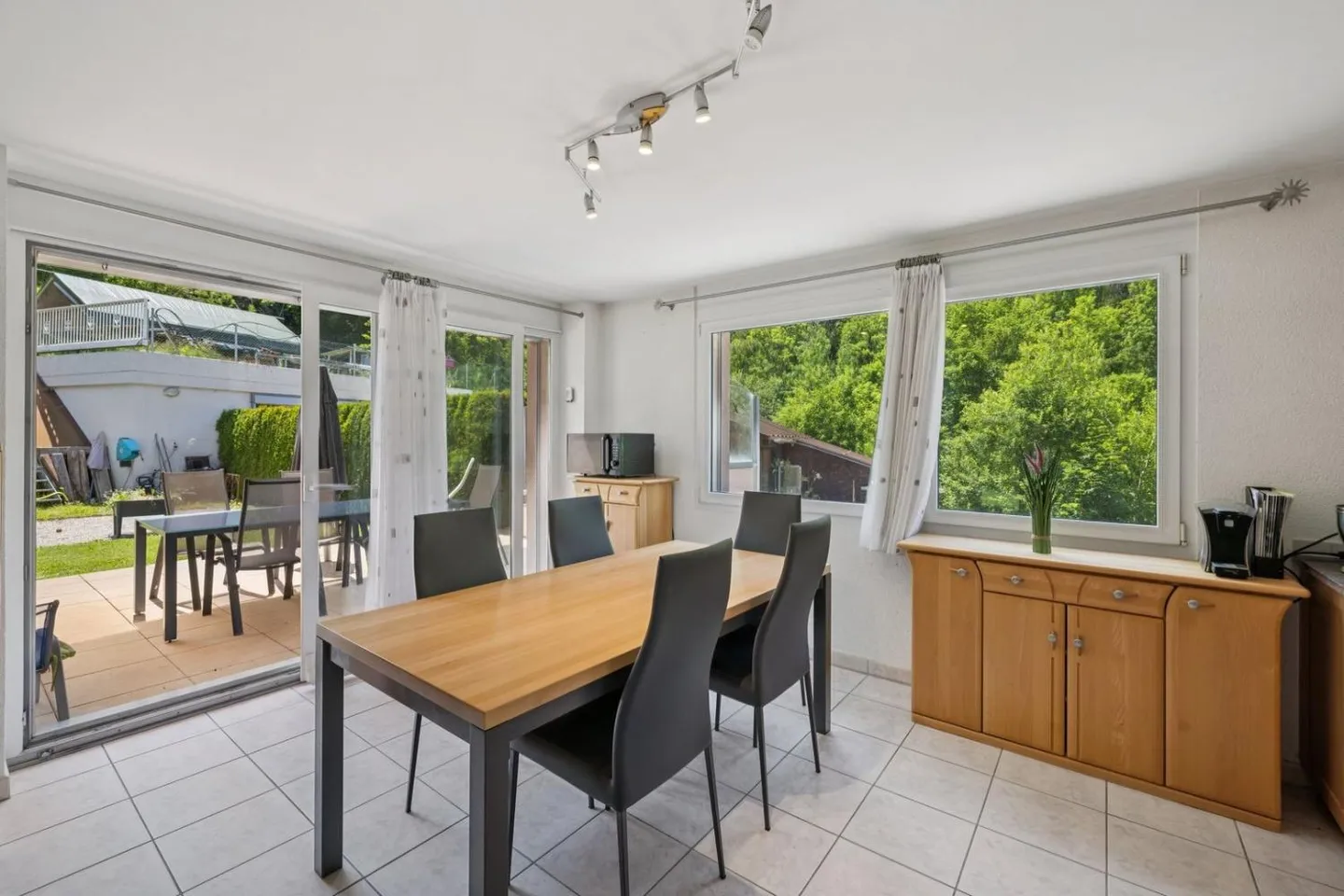 Property with professional garage and workshop - Photo 2 of 5