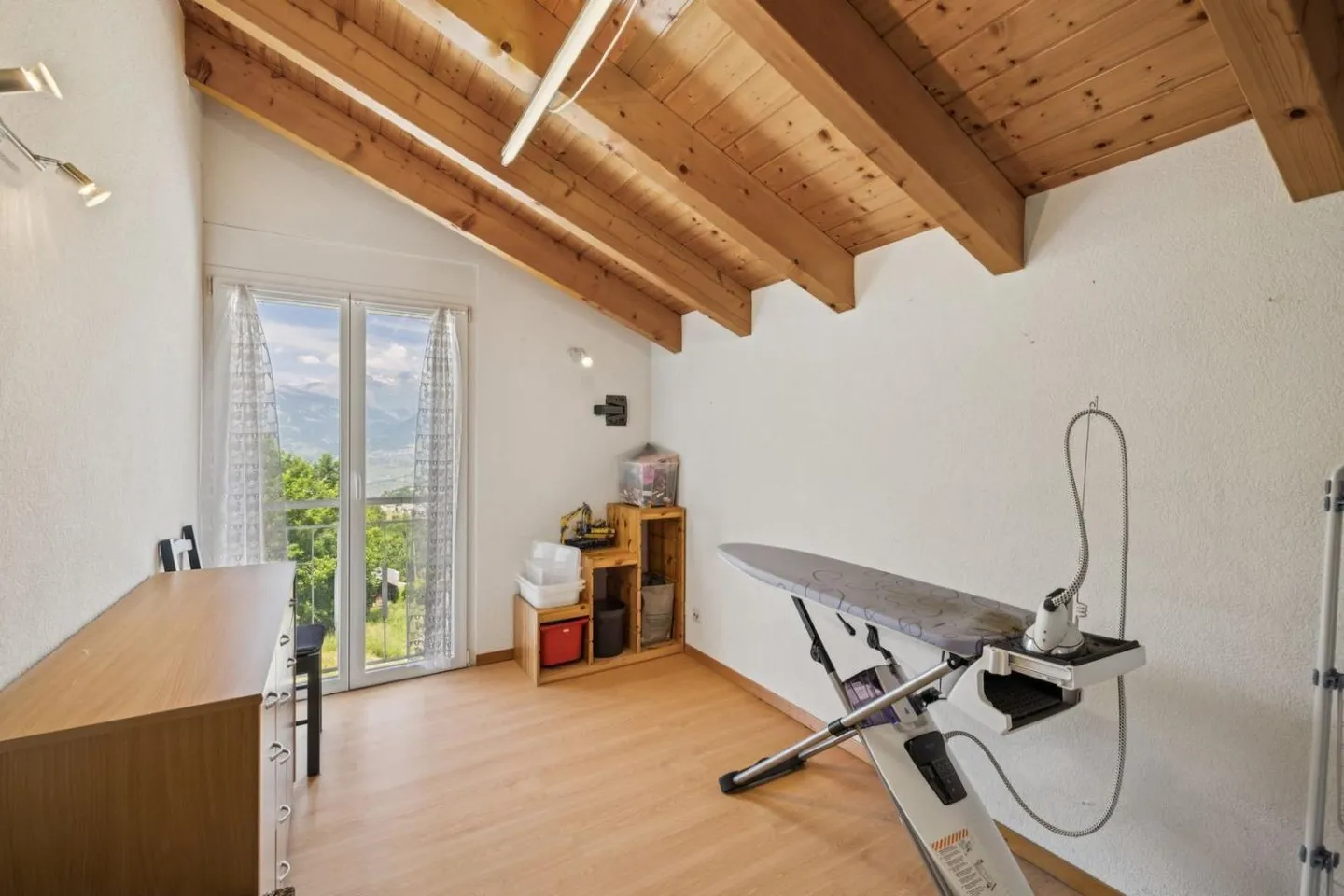 Property with professional garage and workshop - Photo 5 of 5