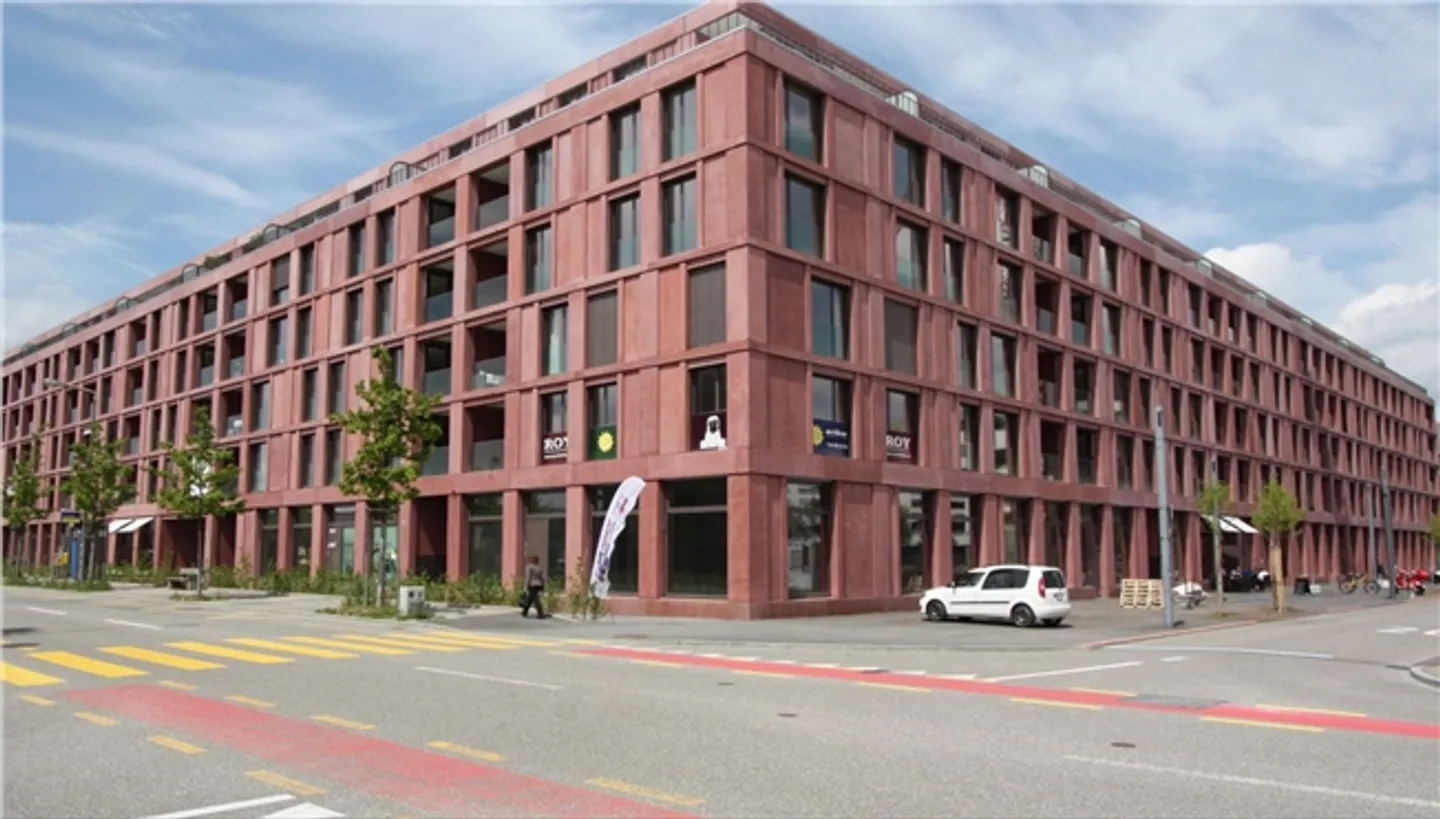Mixed-use building for rent - Photo 2 of 4