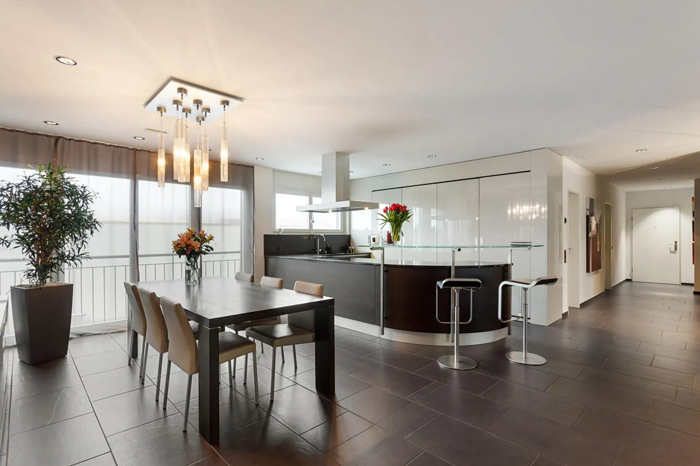 An Apartment Full of Elegance and Style - Photo 2 of 8