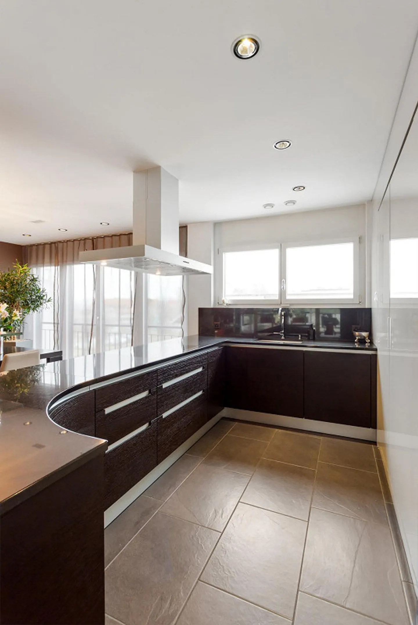 An Apartment Full of Elegance and Style - Photo 4 of 8
