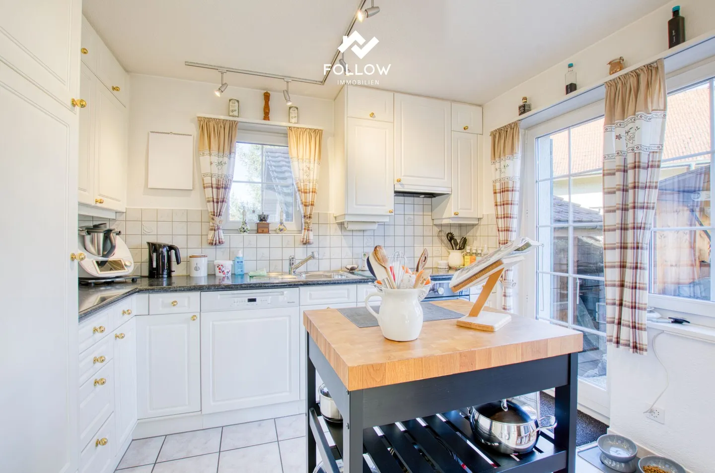 Corner House with Private Garden Paradise - Photo 5 of 30