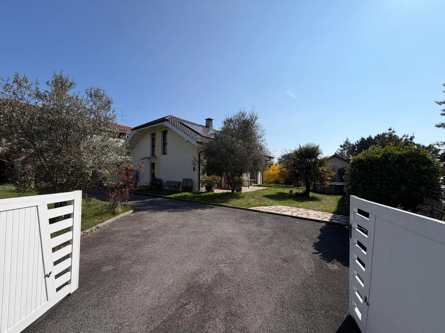 Spaziosa Villa Familiare con Giardino - Foto 1 di 13