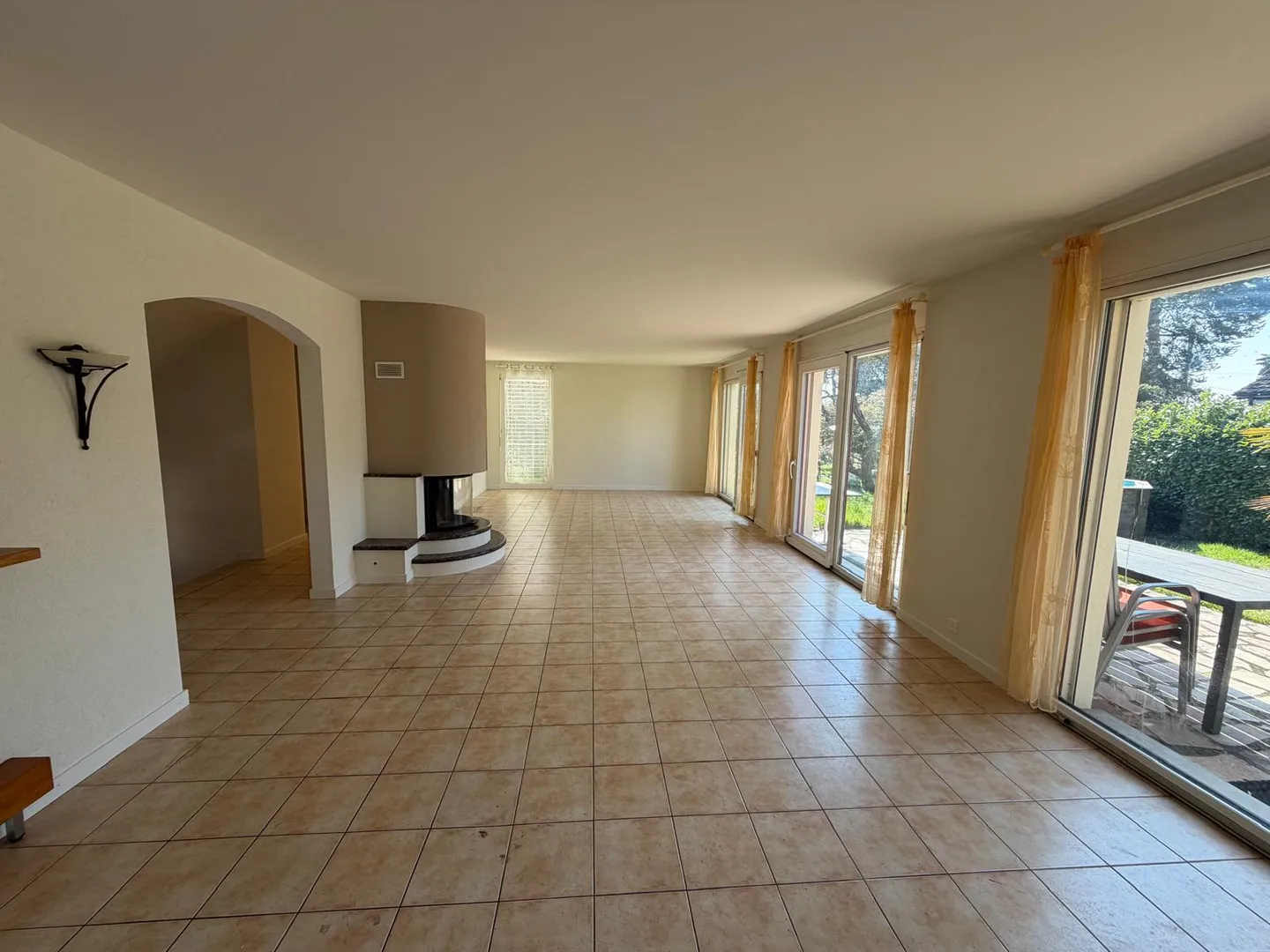 Spaziosa Villa Familiare con Giardino - Foto 3 di 13