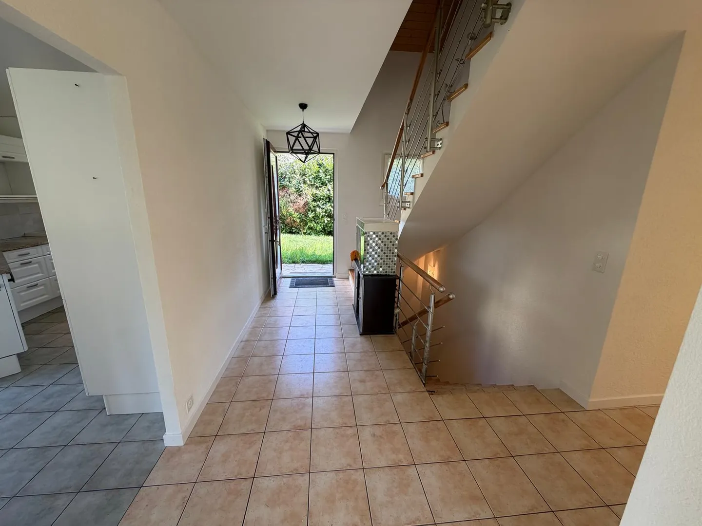 Spaziosa Villa Familiare con Giardino - Foto 5 di 13