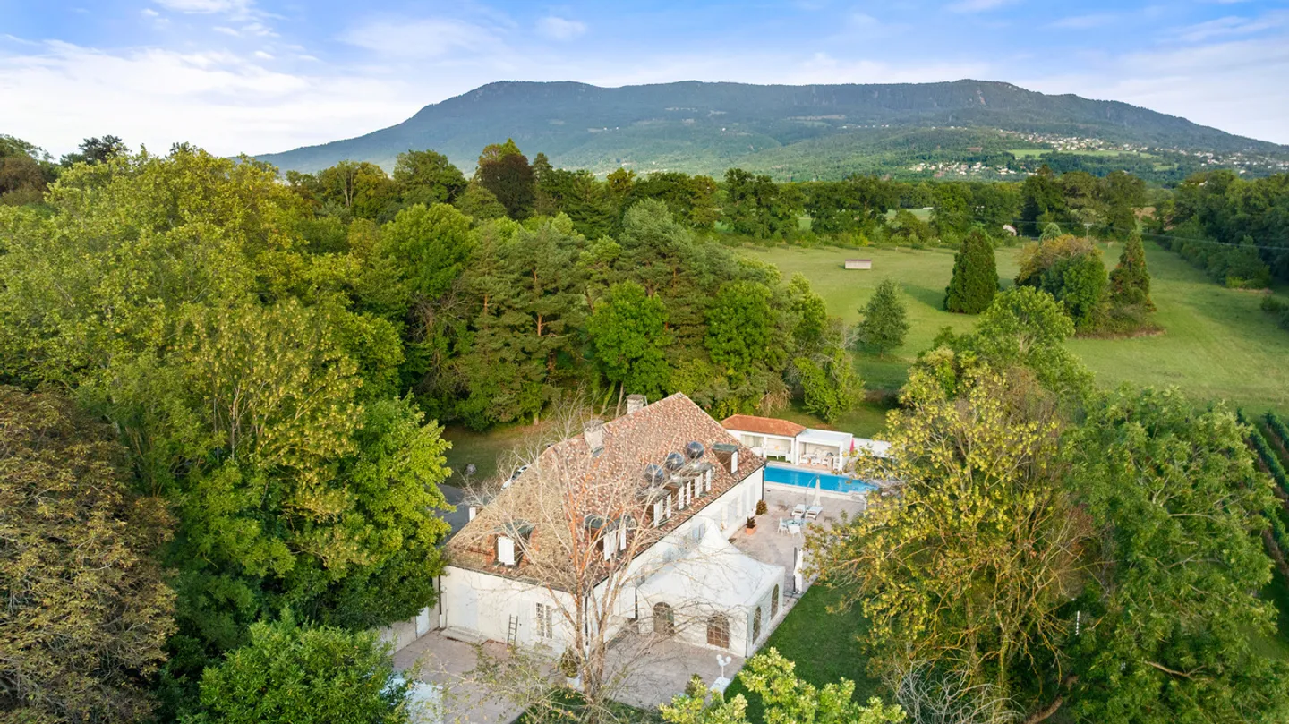 Elegant Country House near Geneva - Photo 3 of 13