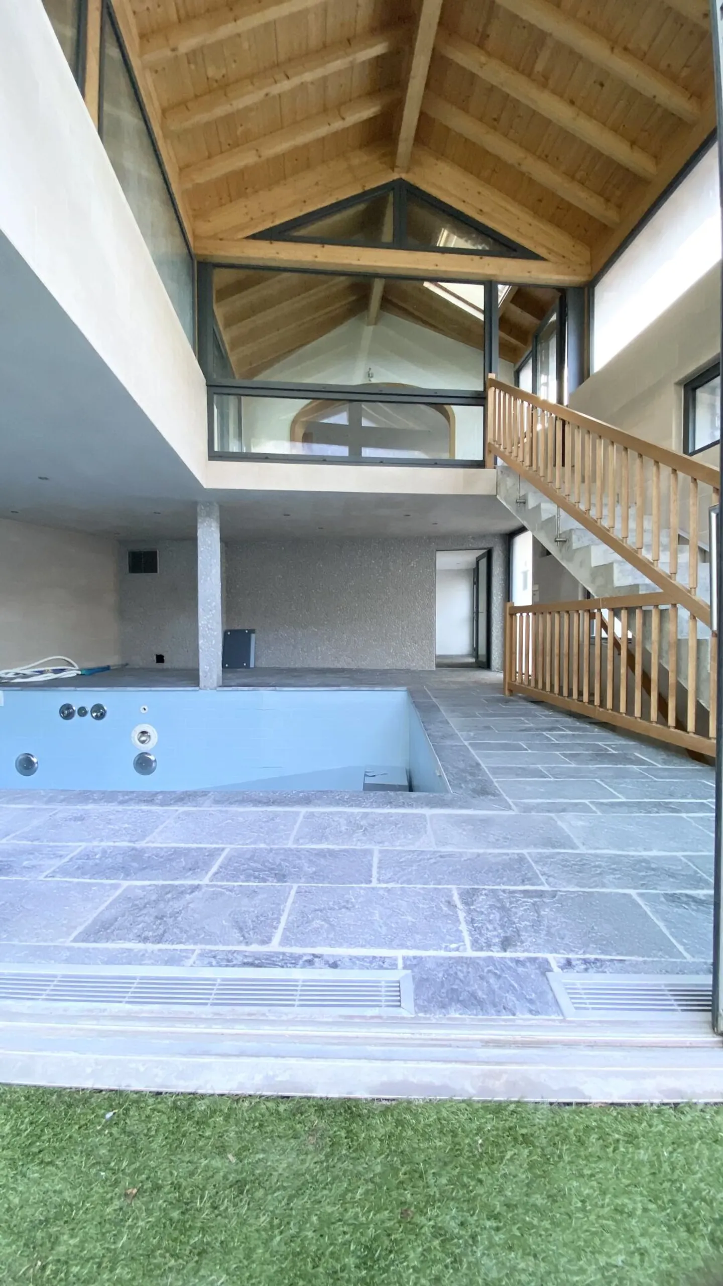 Villa avec piscine intérieure - Photo 2 sur 12