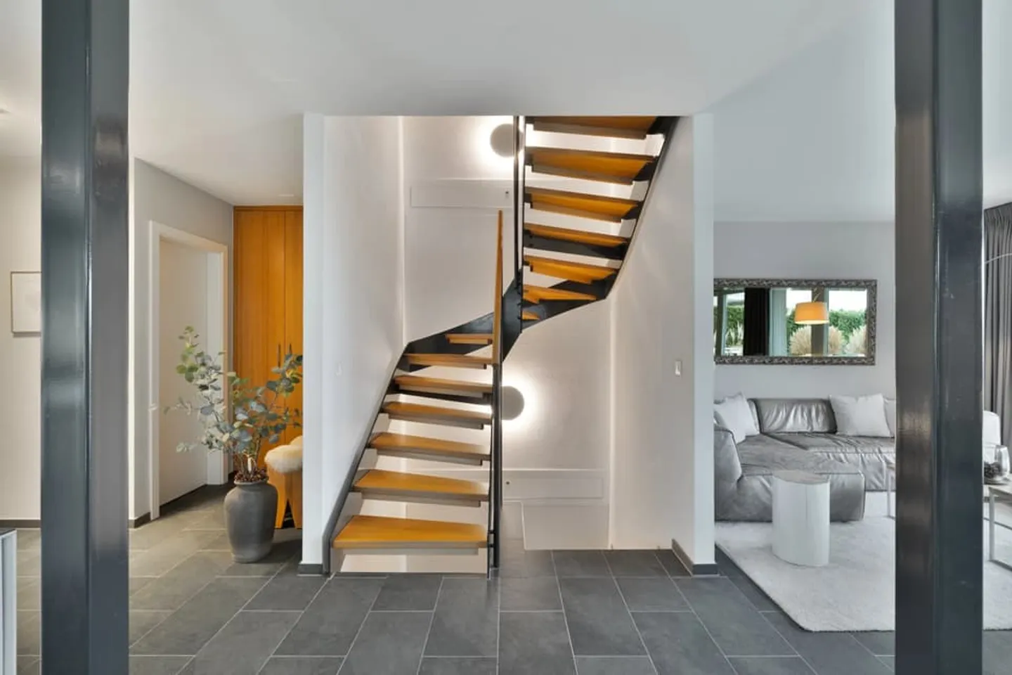 Elegant Semi-Detached Villa with Panoramic Views of the Lake and the Alps - Foto 8 von 13