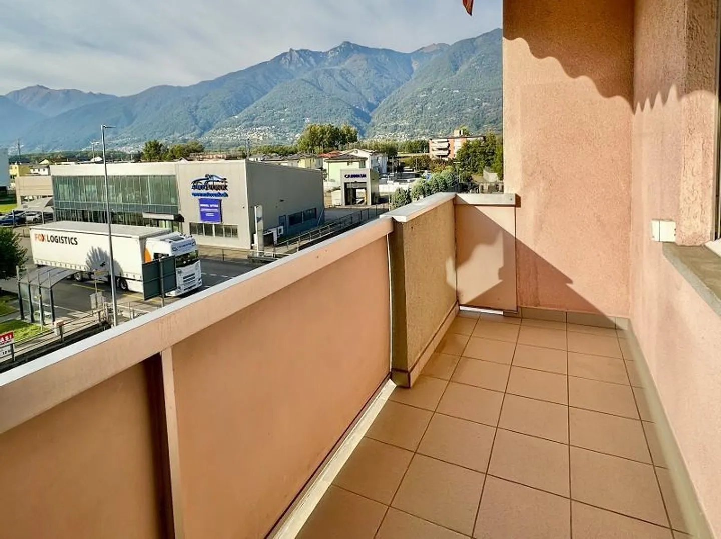 Appartement 4 1/2 pièces au 3ème étage avec balcon et belle vue - Photo 2 sur 19
