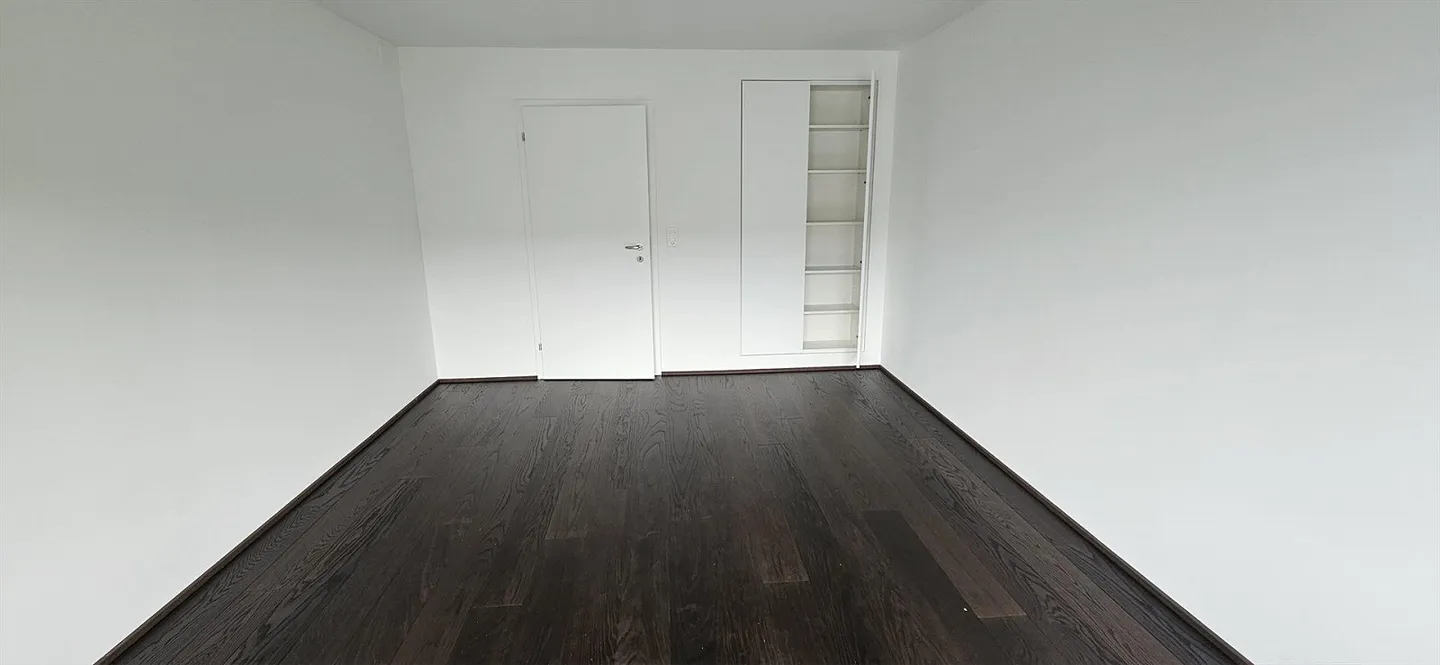 Enjoy an exclusive living environment with a view that stretches from the city of Zurich over Lake Zurich to the distance! - Photo 5 of 13