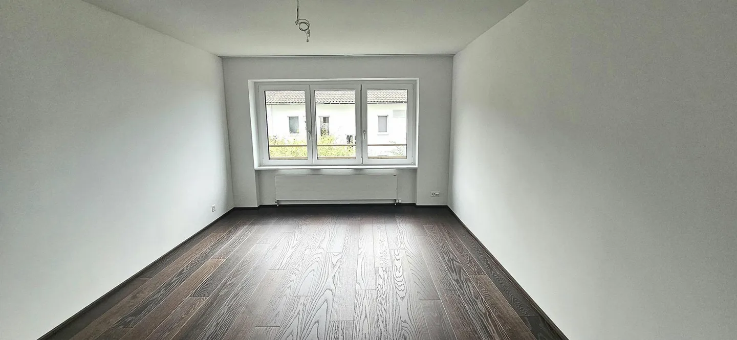 Enjoy an exclusive living environment with a view that stretches from the city of Zurich over Lake Zurich to the distance! - Photo 6 of 13