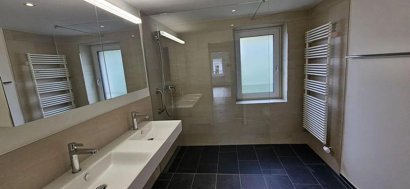 Enjoy an exclusive living environment with a view that stretches from the city of Zurich over Lake Zurich to the distance! - Photo 9 of 13