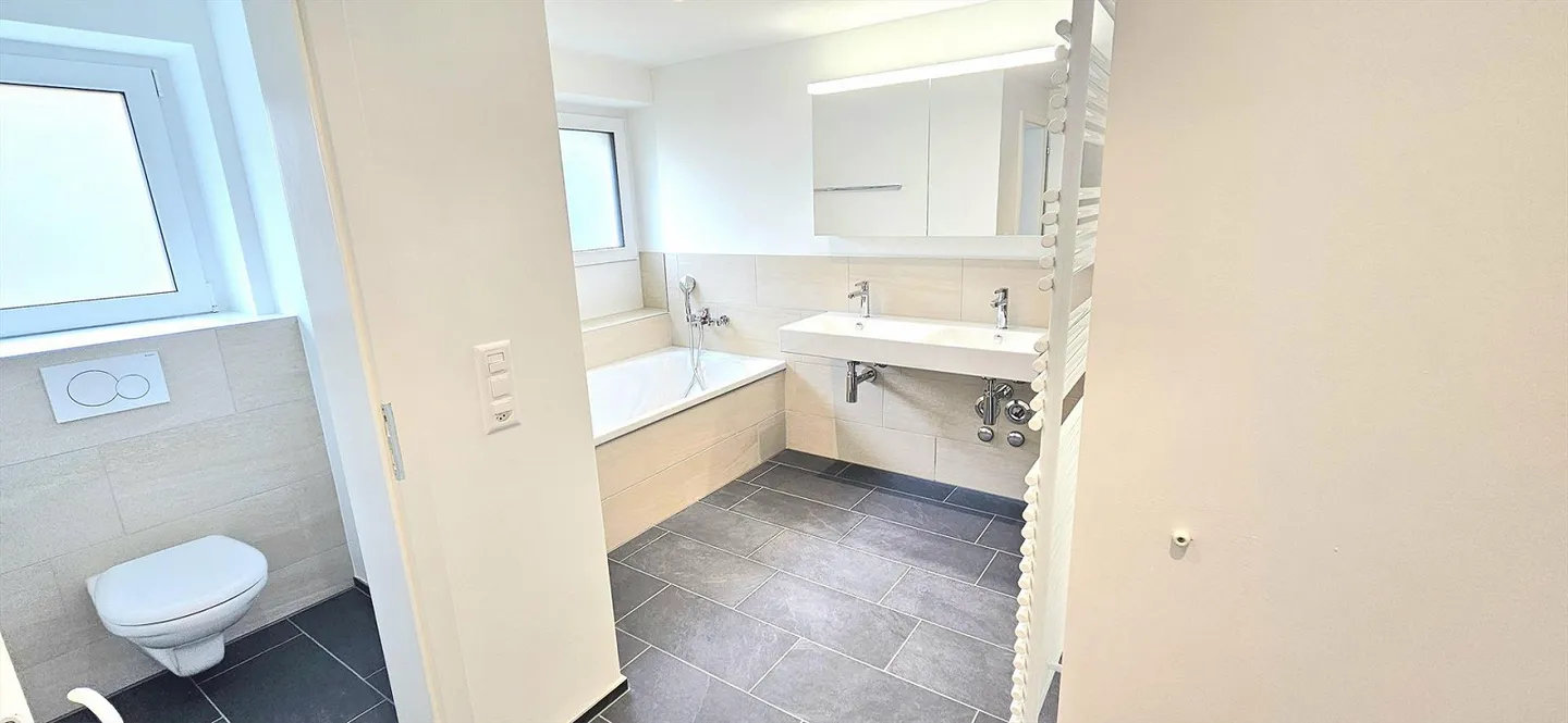 Enjoy an exclusive living environment with a view that stretches from the city of Zurich over Lake Zurich to the distance! - Photo 10 of 13