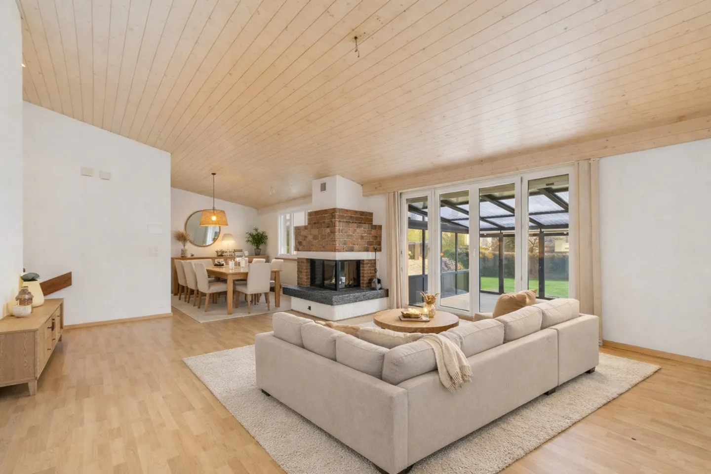Charming Detached Family House in a Quiet, Family-Friendly Area - Photo 4 of 13