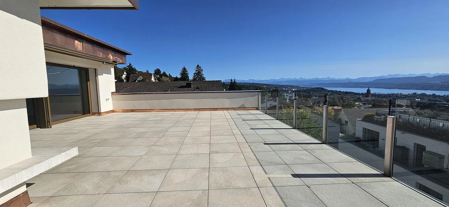 Enjoy an exclusive living environment with a view that stretches from the city of Zurich over Lake Zurich to the distance! - Photo 12 of 13