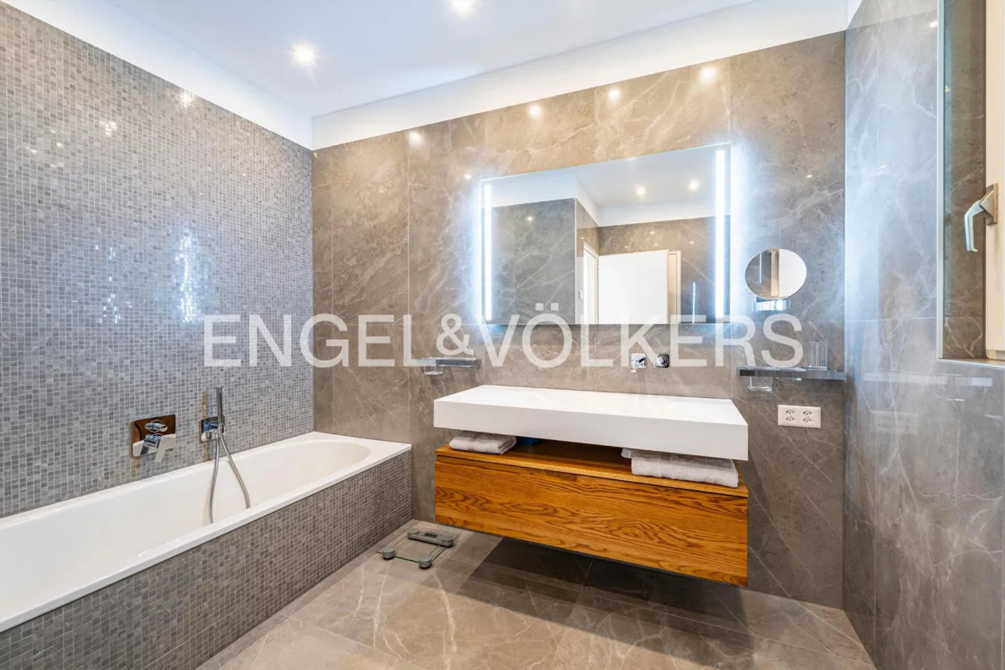 Gepflegte Attikawohnung mit Sonnenterrasse und Seesicht (33) - Foto 9 von 12