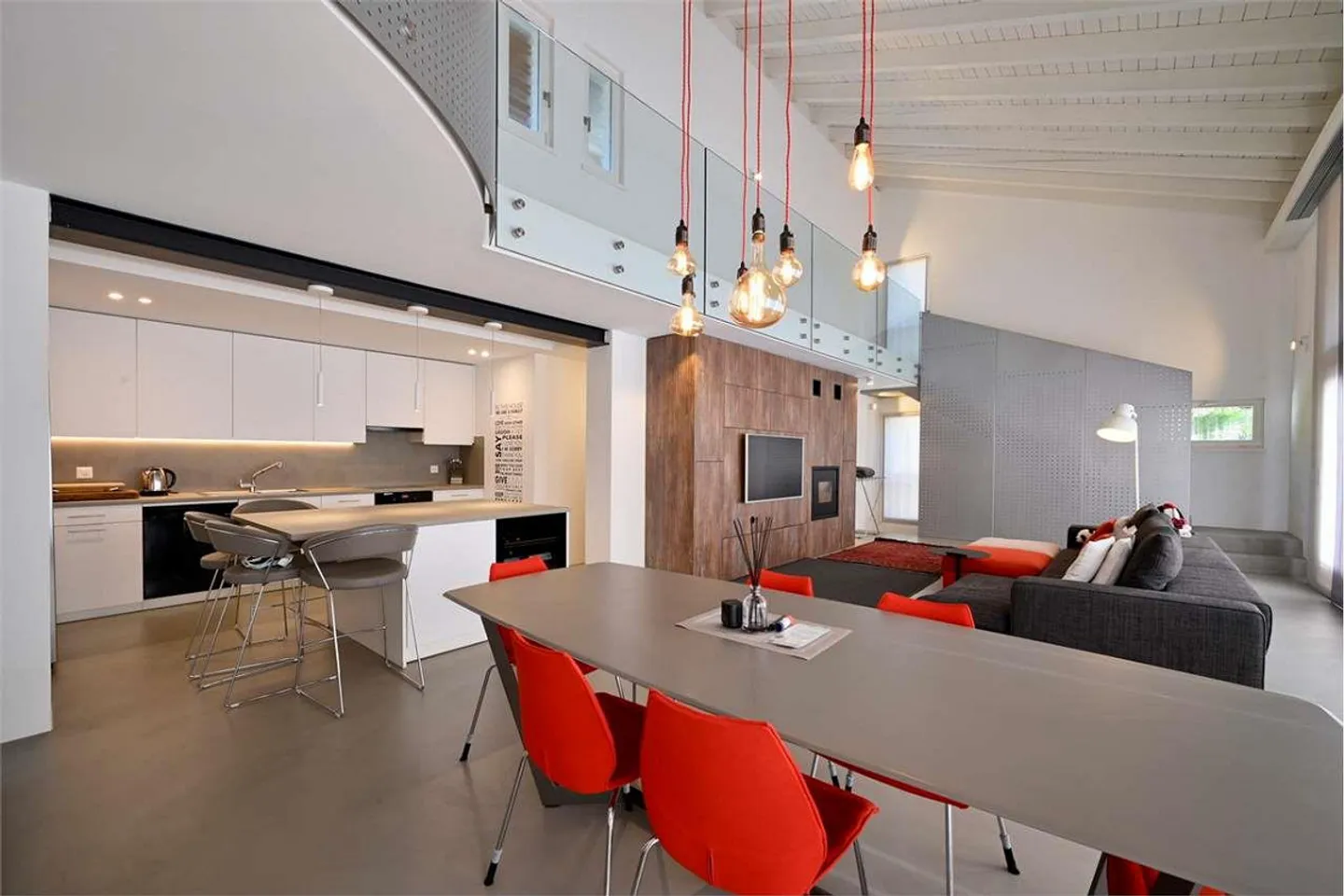 Élégance et modernité : maison bifamiliale rénovée - Photo 4 sur 13