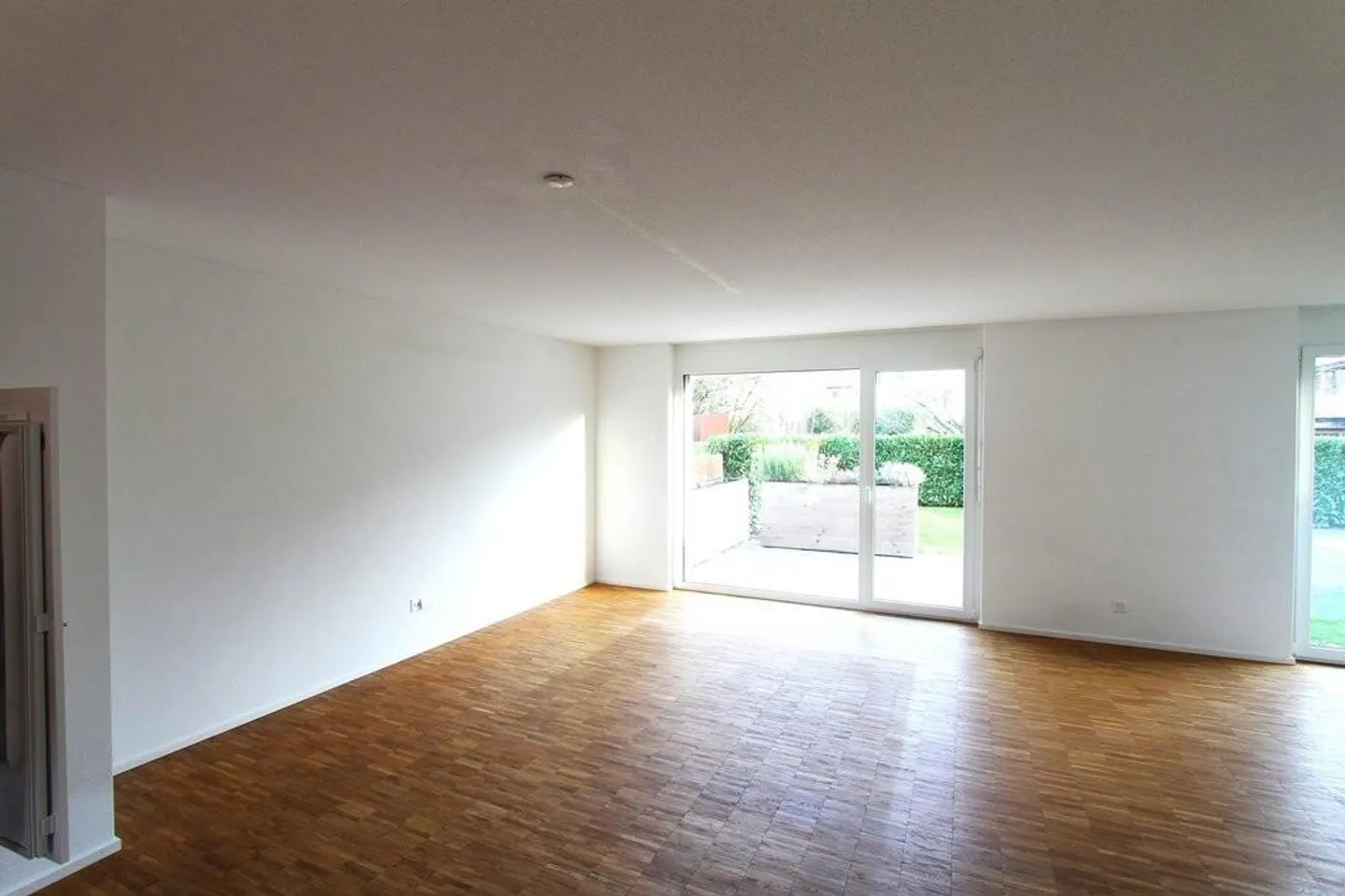 Light-flooded apartment with garden seating area - Photo 4 of 9