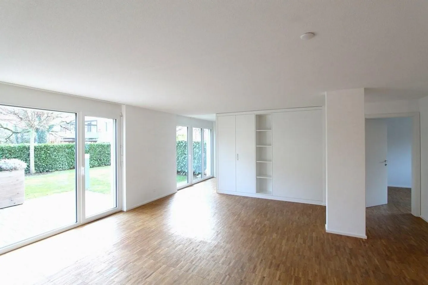 Light-flooded apartment with garden seating area - Photo 5 of 9
