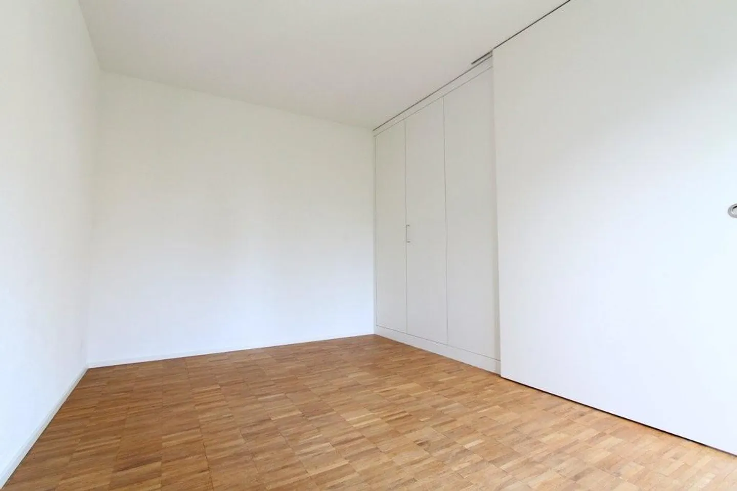 Light-flooded apartment with garden seating area - Photo 6 of 9
