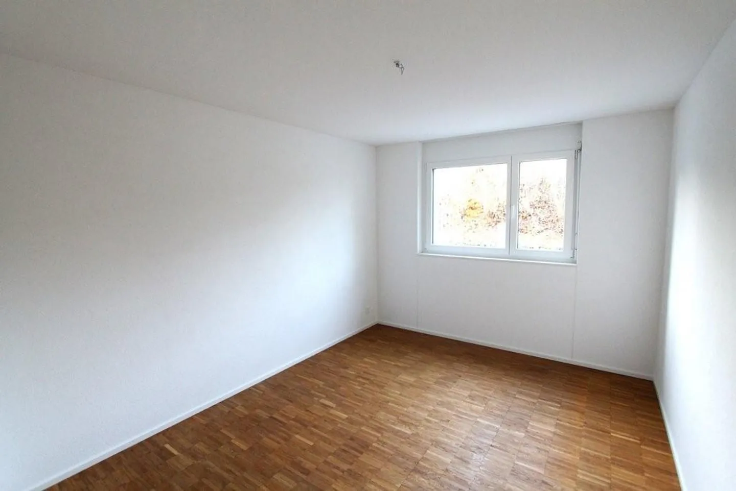Light-flooded apartment with garden seating area - Photo 7 of 9