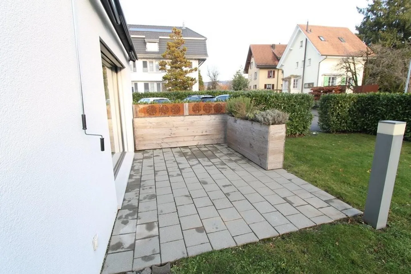 Light-flooded apartment with garden seating area - Photo 8 of 9
