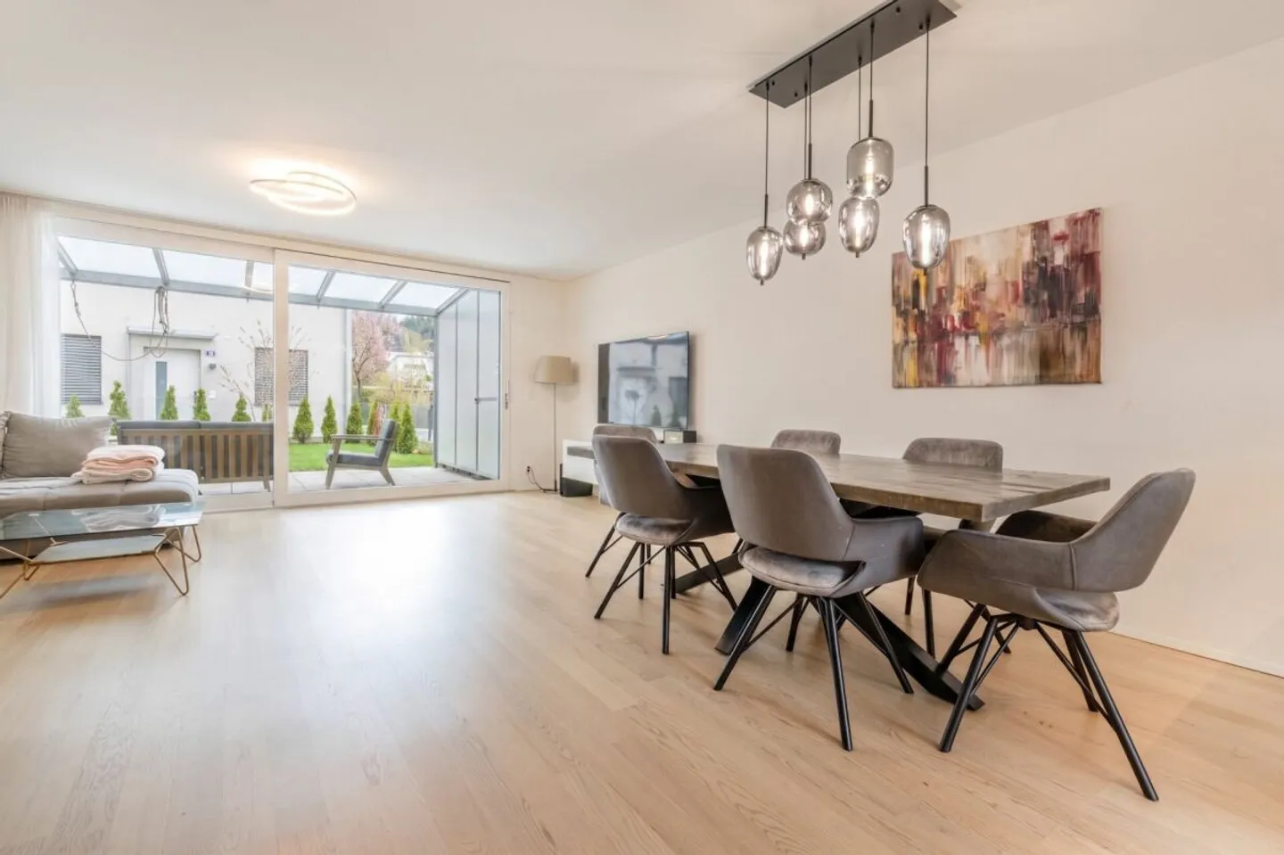 Modern Family Home with Garden - Photo 6 of 21