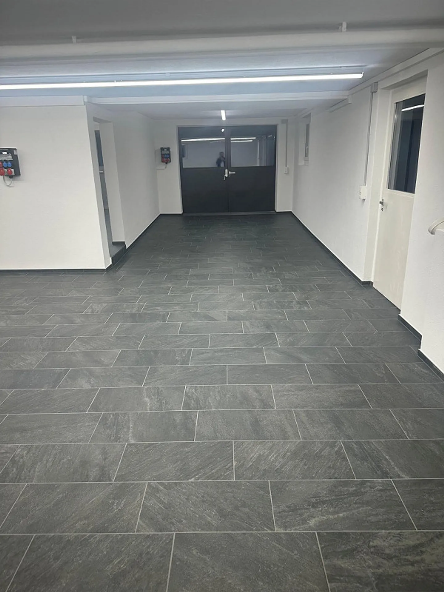 Renovated large commercial space with separate room in Effretikon - Photo 4 of 9