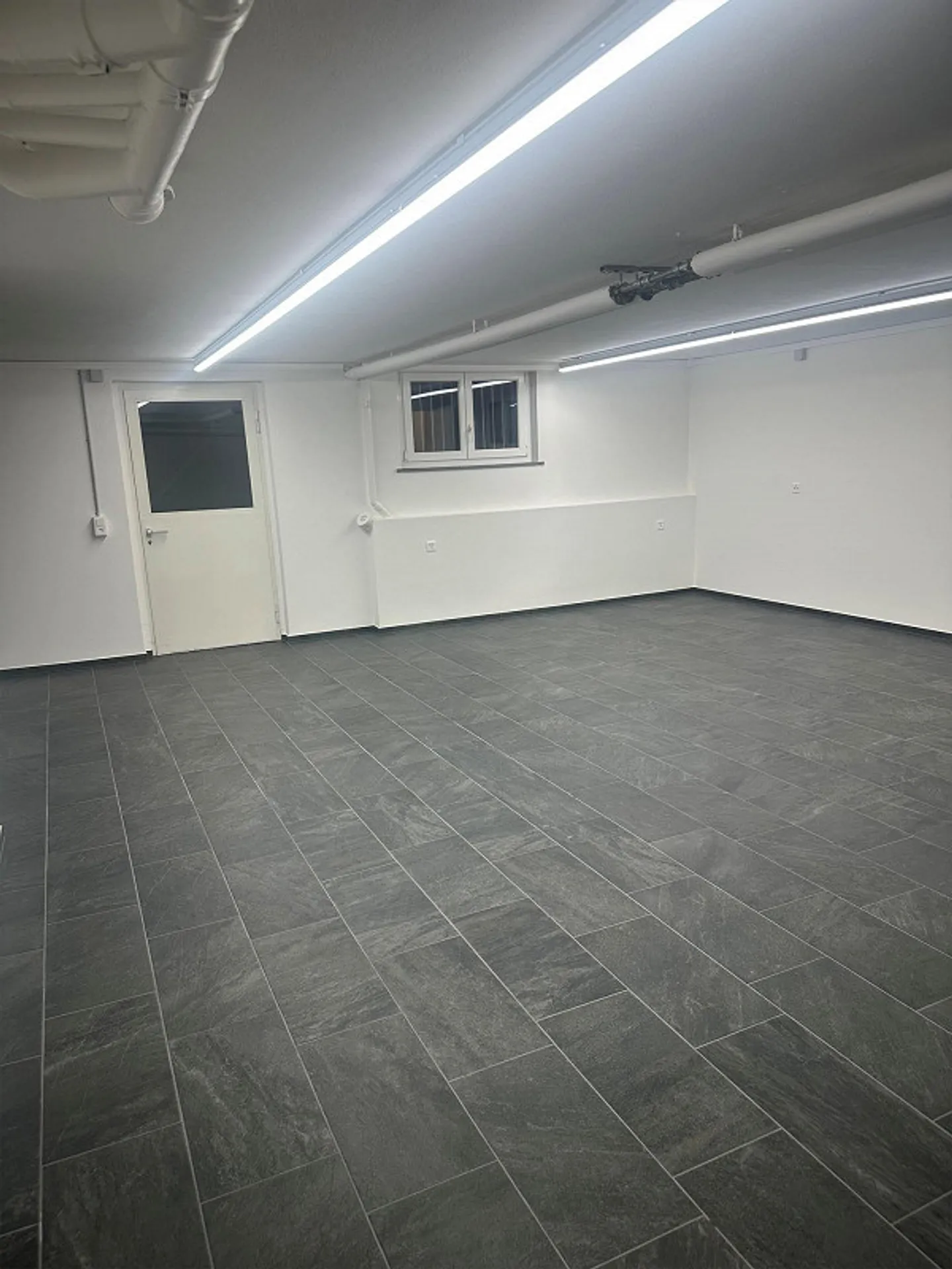 Renovated large commercial space with separate room in Effretikon - Photo 5 of 9