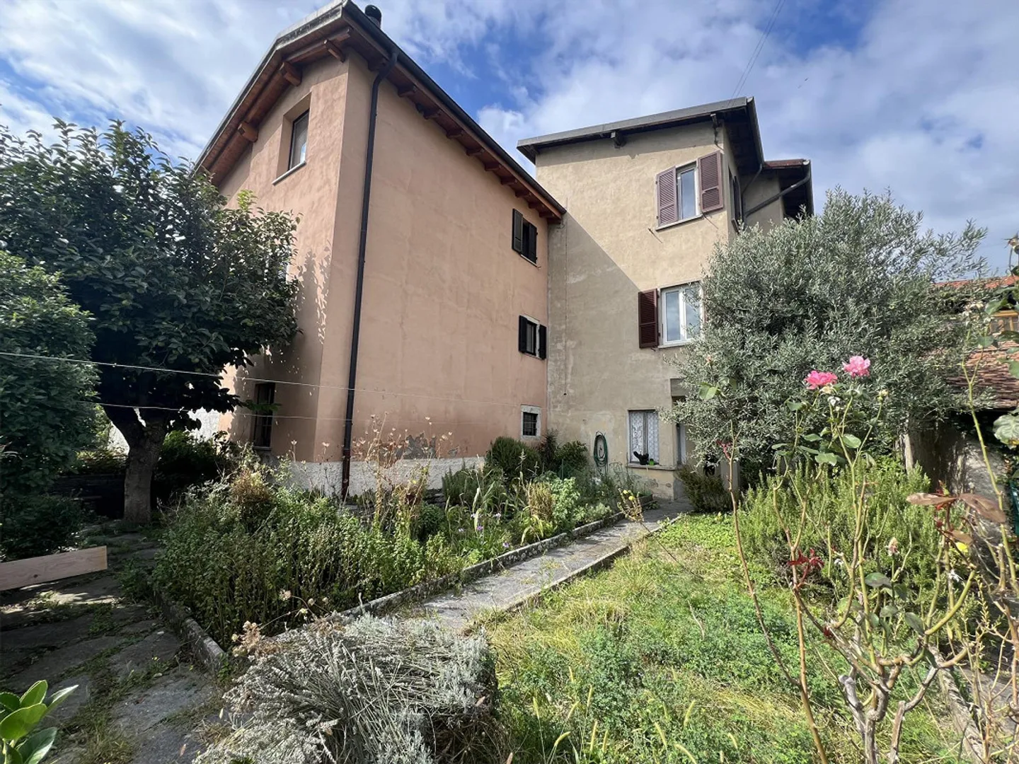 STABILE A REDDITO NEL NUCLEO CON GIARDINO - Foto 1 di 13