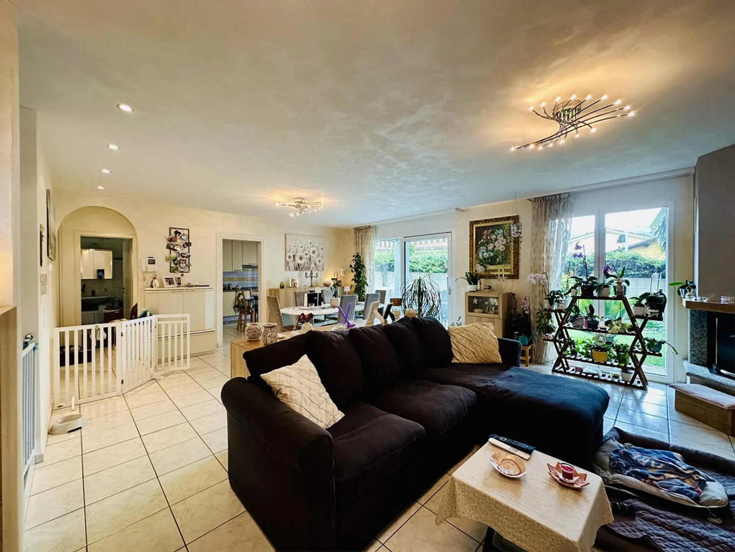 VILLA LUMINEUSE DE 5,5 PIÈCES AVEC GARAGE ET JARDIN À CUGNASCO - Photo 3 sur 9