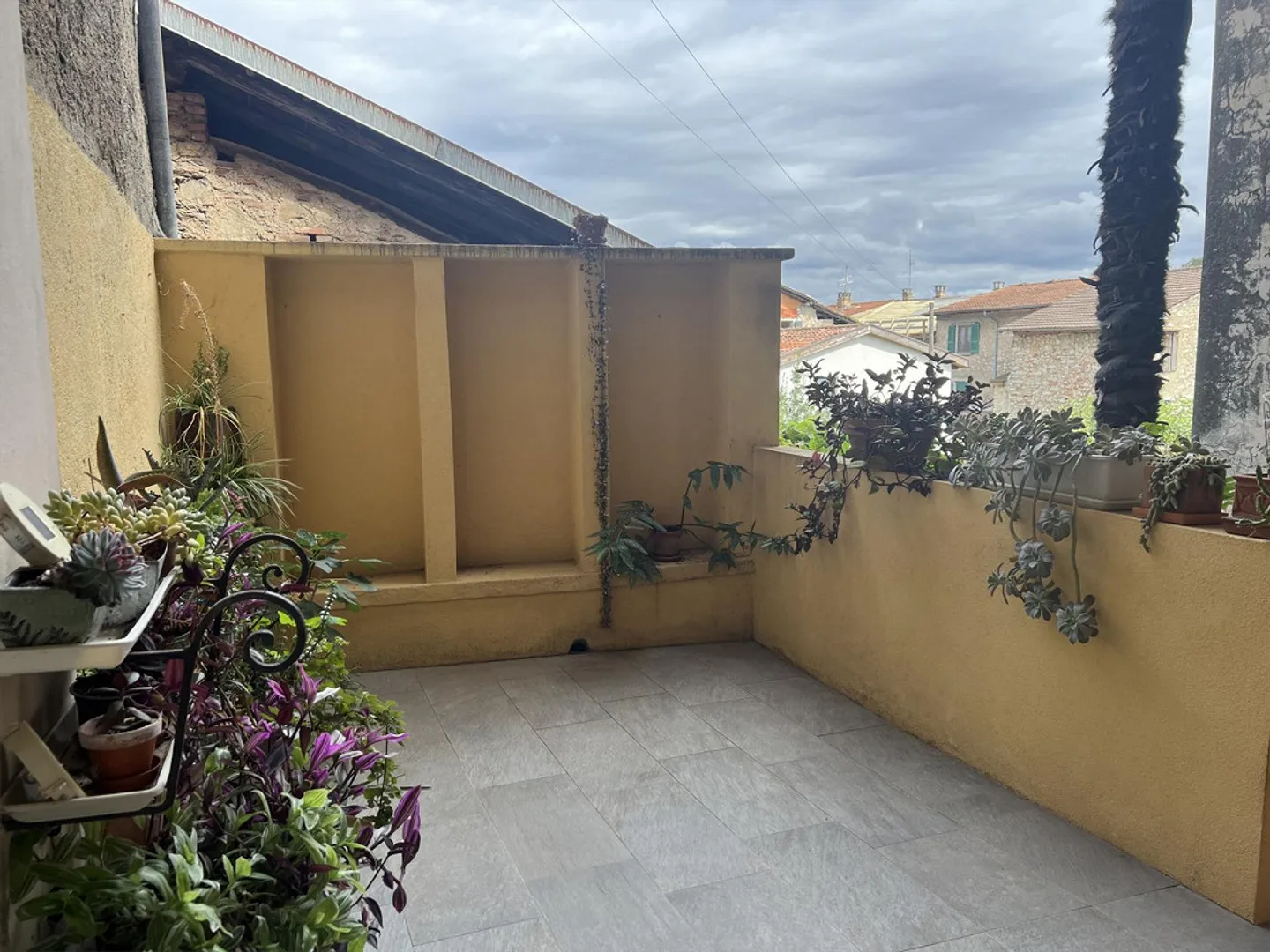 STABILE A REDDITO NEL NUCLEO CON GIARDINO - Foto 5 di 13