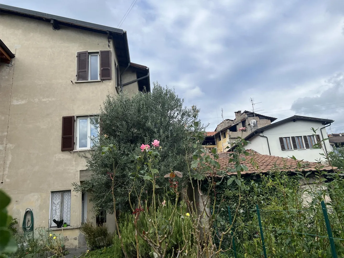 STABILE A REDDITO NEL NUCLEO CON GIARDINO - Foto 7 di 13