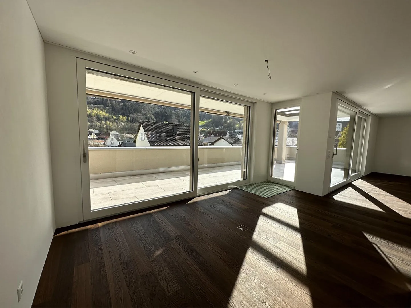 Appartamento attico luminoso con grande garage doppio e stanze aggiuntive - Foto 4 di 13