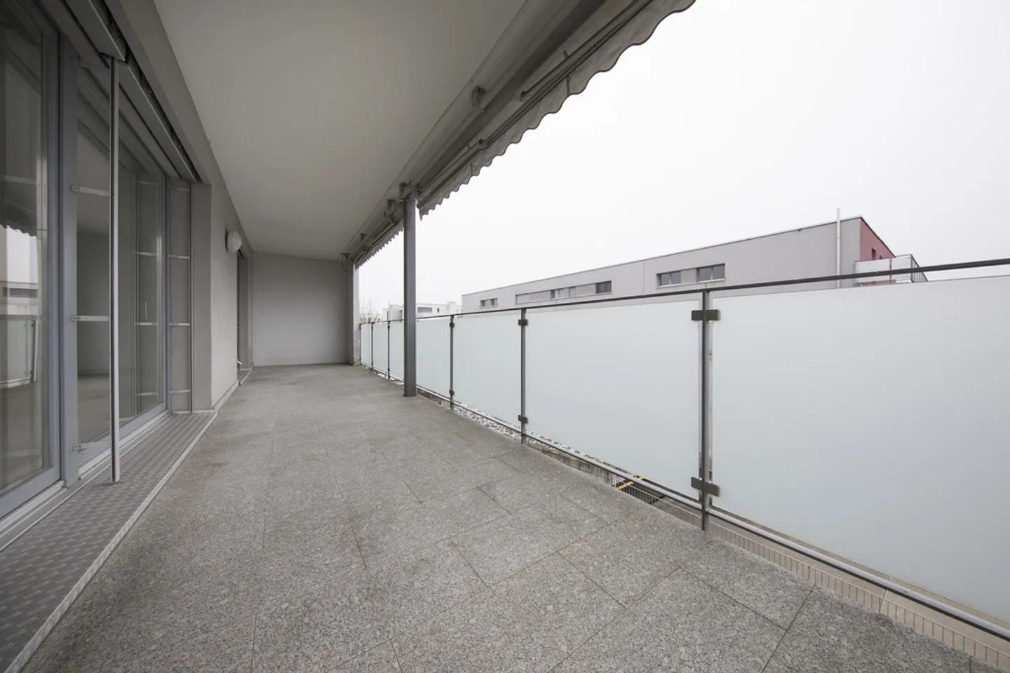 Appartement moderne de 5,5 pièces avec un excellent accès et confort ! - Photo 4 sur 12