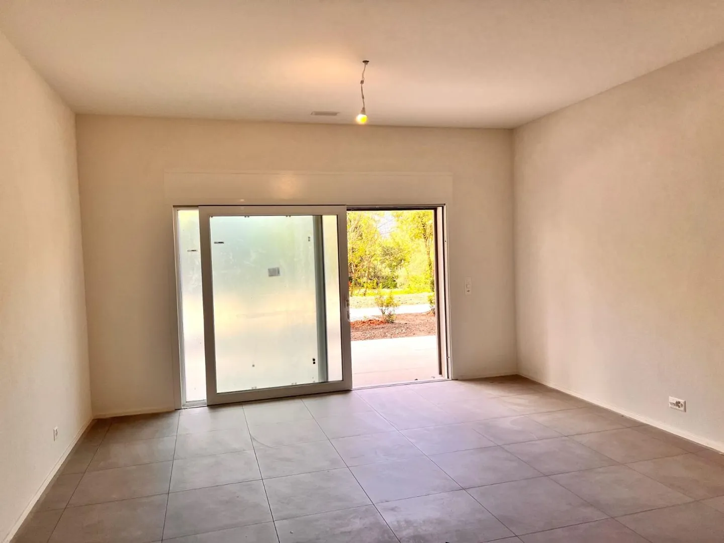 Appartement moderne avec jardin - Photo 4 sur 13