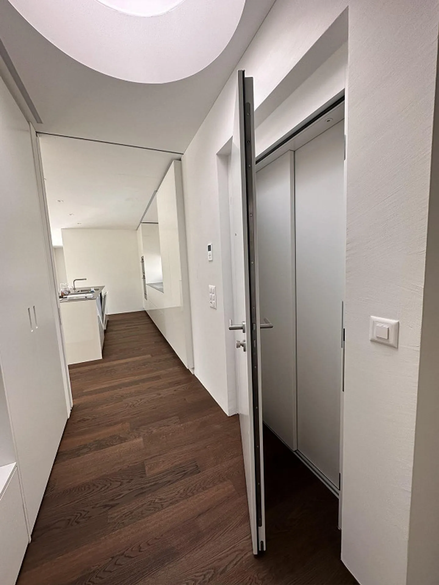 Appartamento attico luminoso con grande garage doppio e stanze aggiuntive - Foto 11 di 13