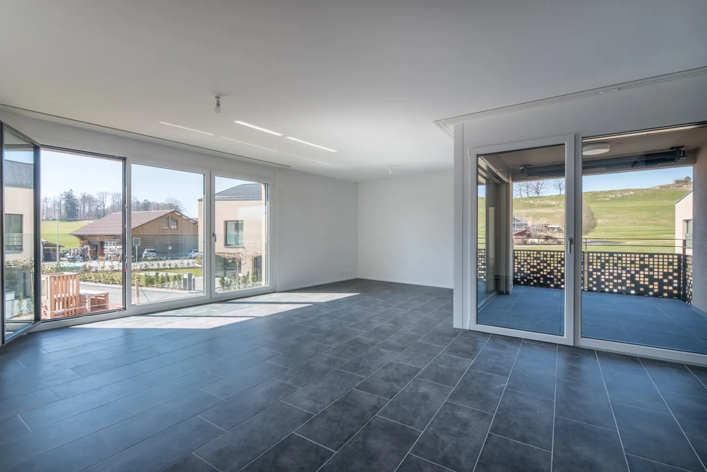Spacious 3.5 rooms with loggia - Photo 1 of 11