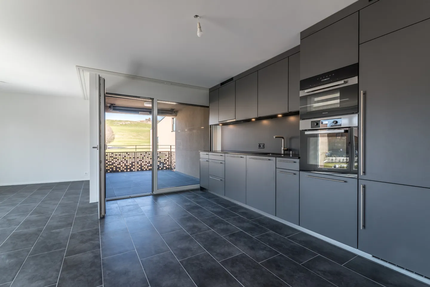 Spacious 3.5 rooms with loggia - Photo 2 of 11