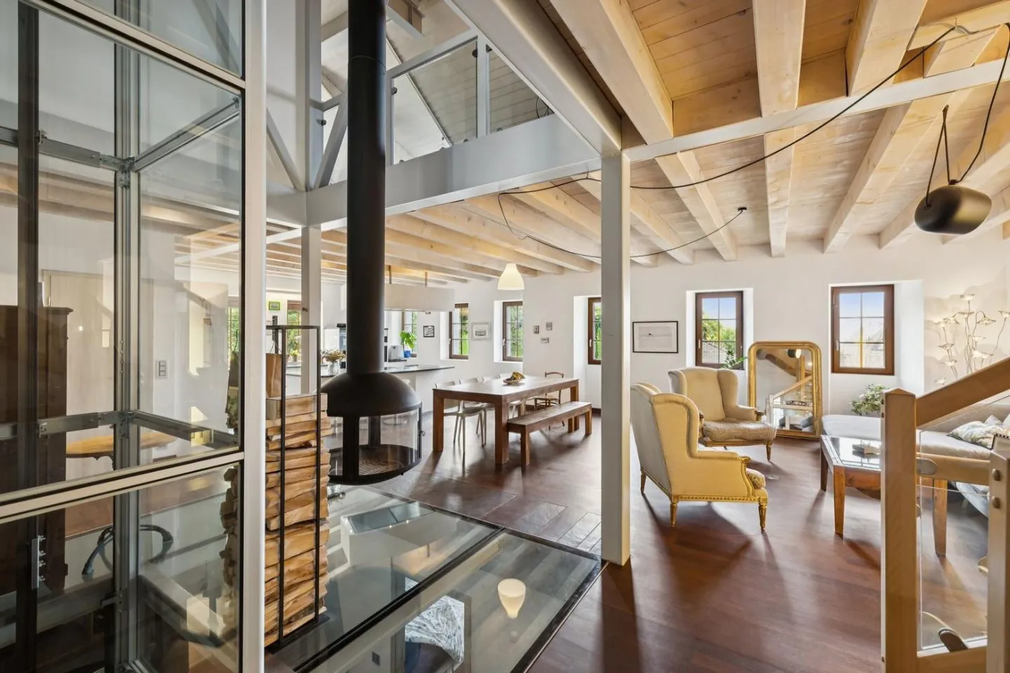 Villa unique avec des pièces spacieuses et vue sur le lac - Photo 2 sur 13