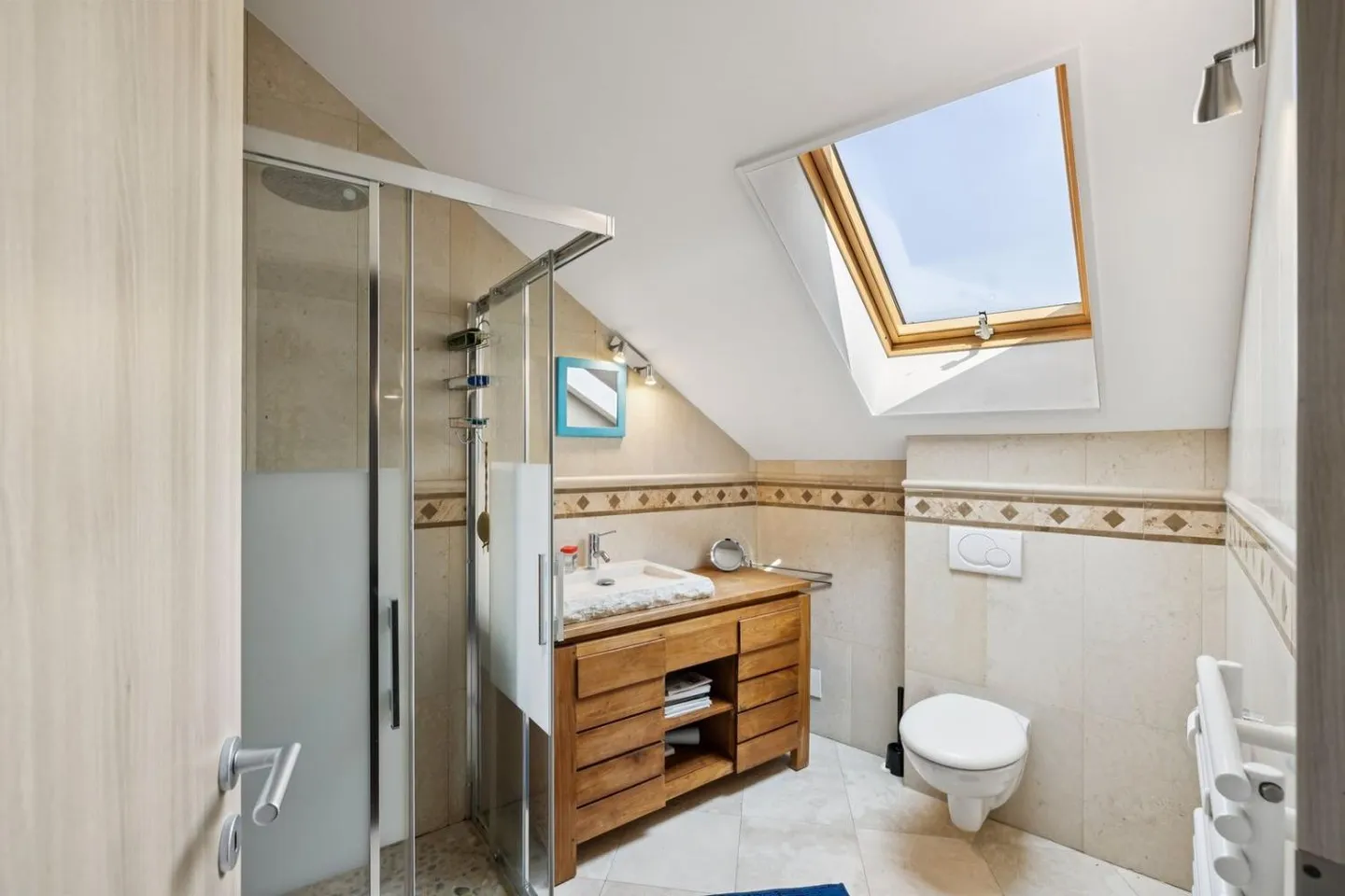 Villa unique avec des pièces spacieuses et vue sur le lac - Photo 8 sur 13