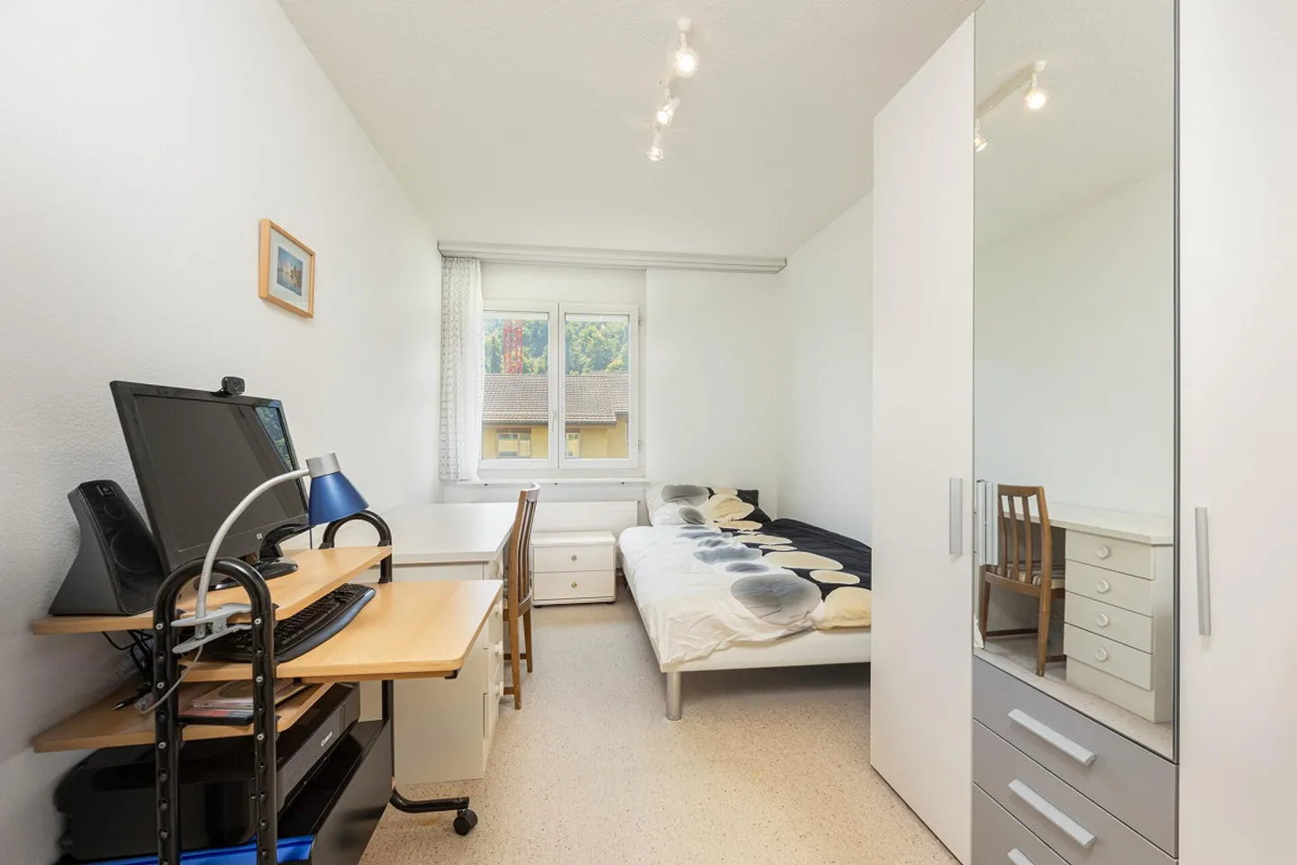 THE PRICE-PERFORMANCE HIT FOR A FAMILY - Attractive 4.5 Room Apartment - Photo 6 of 21