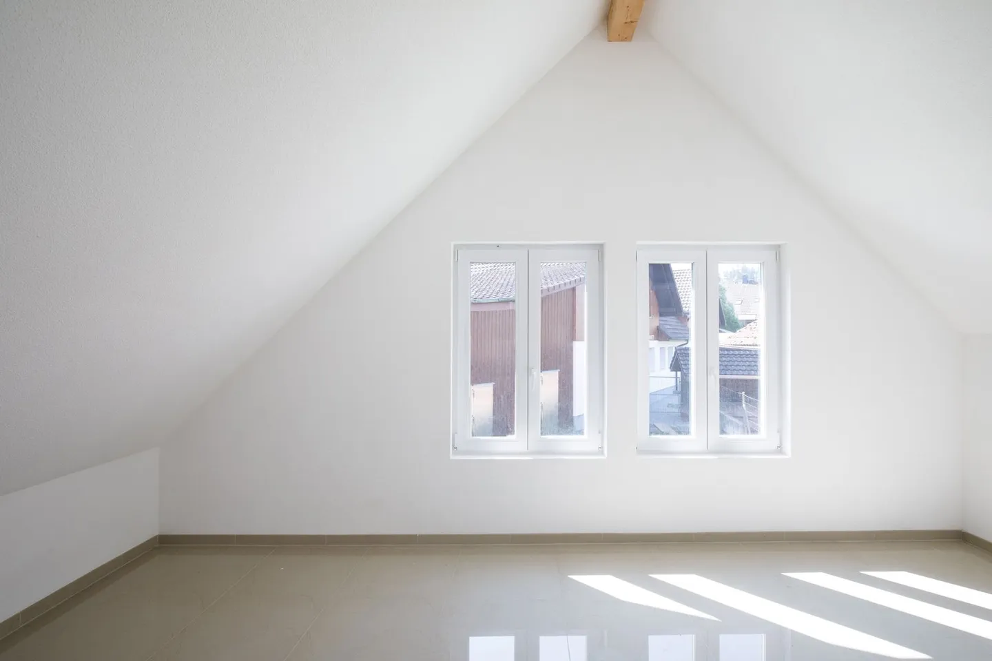 Appartement lumineux de 2,5 pièces avec balcon - Photo 3 sur 7